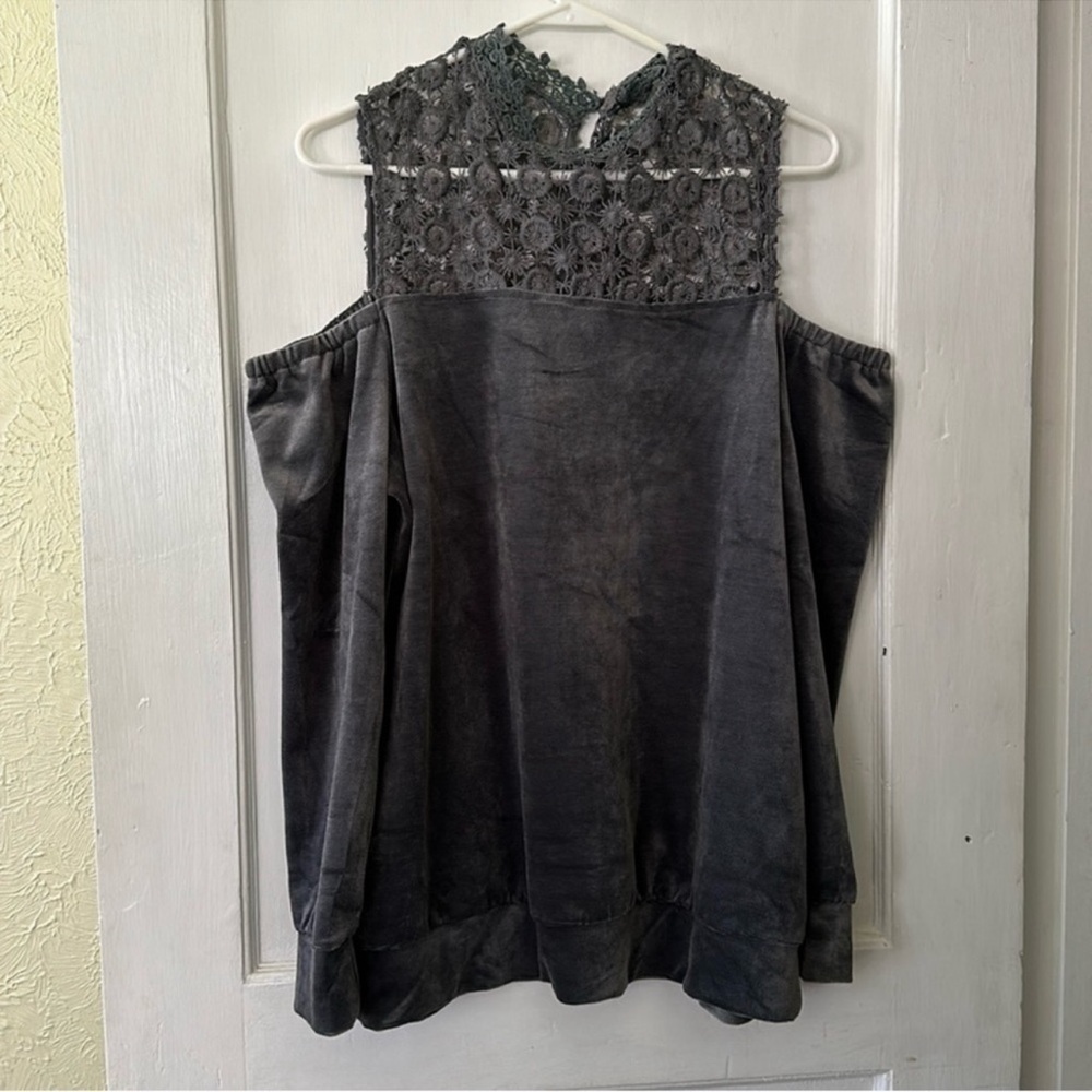 NWOT Entro Boho Grey Cold Shoulder Lace Velvet Long Sleeve Blouse Top